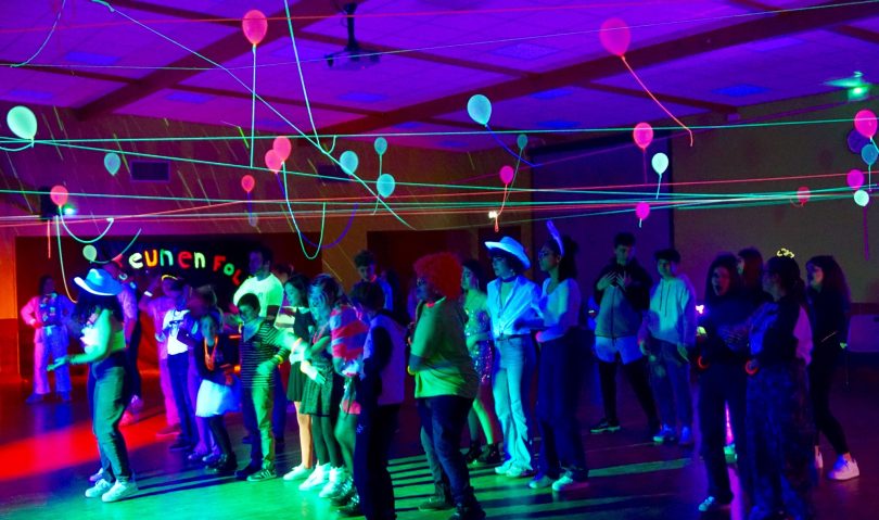 18 février : soirée fluo des Jeun'en folie du Théâtre Bambino – Rians –  Site officiel de la commune